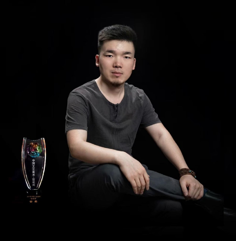 楊丞鈞（國(guó)瓷紅葉畫(huà)院高級(jí)畫(huà)師）